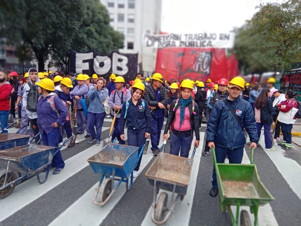 Trabajadores de cooperativas mantienen la manifestación en el Ministerio de Economía.