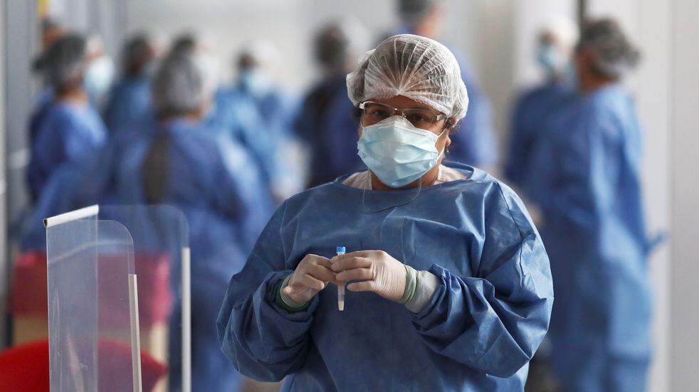 Una trabajadora de la salud sostiene una muestra de una prueba de coronavirus  en una terminal en Buenos Aires. (Foto: REUTERS / Agustin Marcarian)