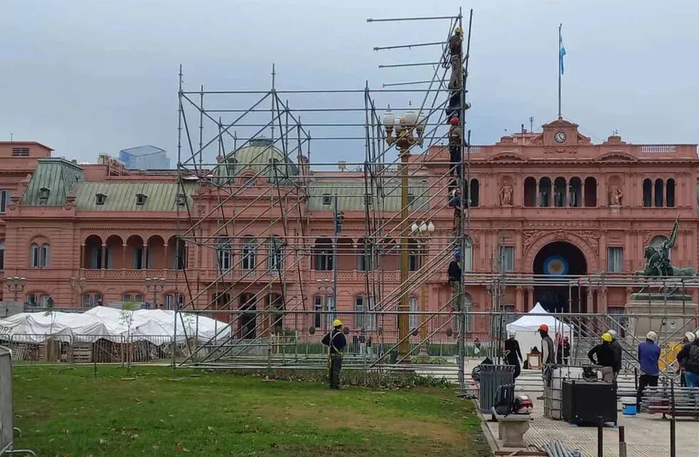 Preparativos del escenario en la Plaza de Mayo para el acto del 25 de mayo. Foto: Los Andes.