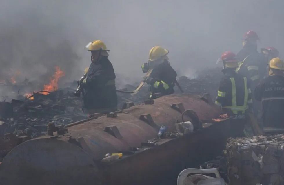 Los bomberos se quedaron sin agua en un incendio en Las Heras