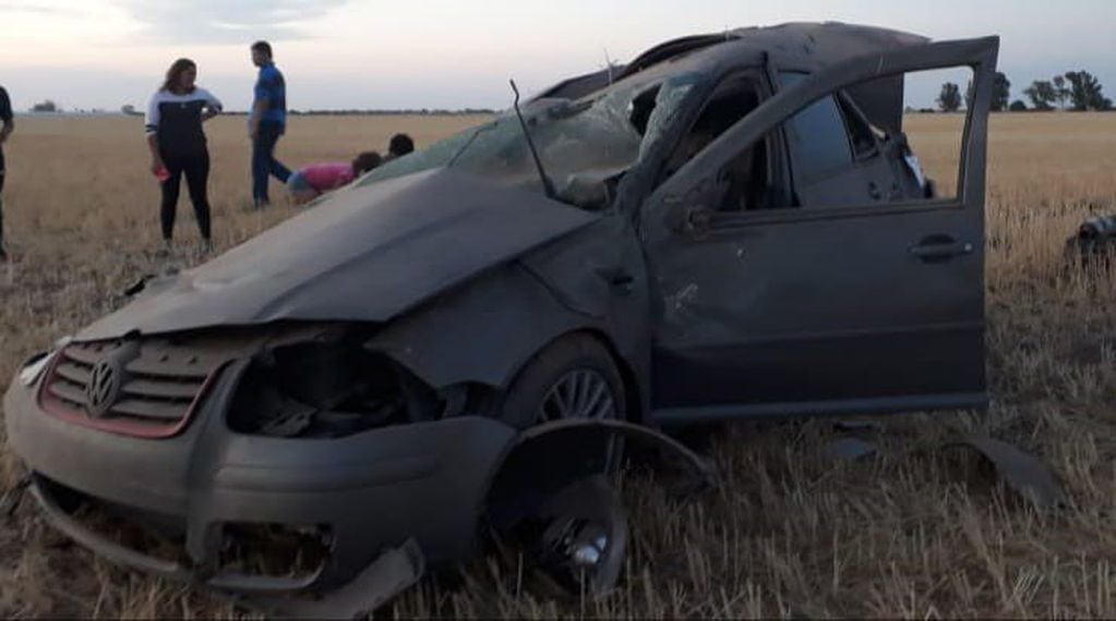 El automóvil quedo destruido como consecuencia del accidente - Policía de Altos de Chipión