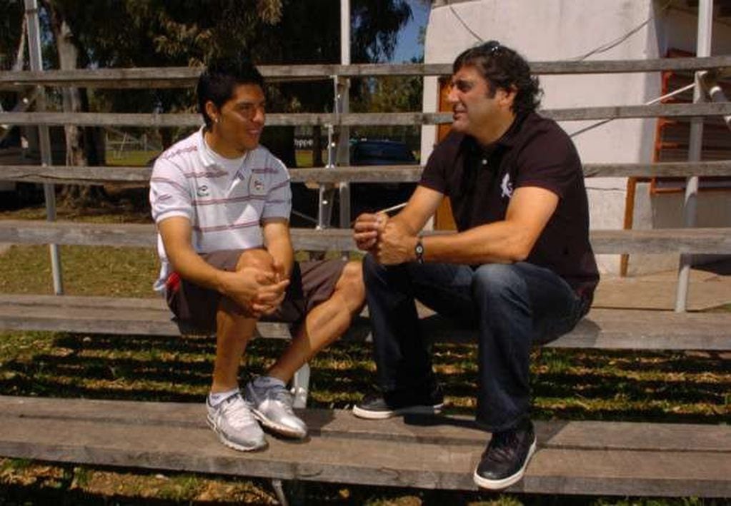 Enzo Pérez escuchando los consejos de su ídolo, Enzo Francescoli.
