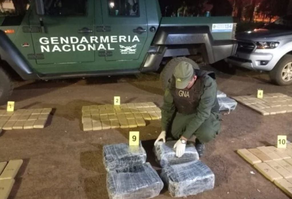 Transportaba marihuana y chocó contra el móvil de Gendarmería en Puerto Leoni.