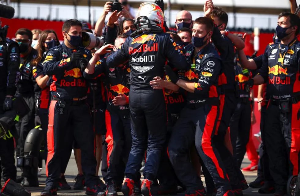 Silverstone (United Kingdom), 09/08/2020.- Dutch Formula One driver Max Verstappen of Aston Martin Red Bull Racing celebrates with members of his team after winning the 70th Anniversary Formula One Grand Prix of Great Britain at the Silverstone Circuit, in Northamptonshire, Britain, 9 August 2020. (Fórmula Uno, Gran Bretaña, Reino Unido) EFE/EPA/Bryn Lennon/ Pool