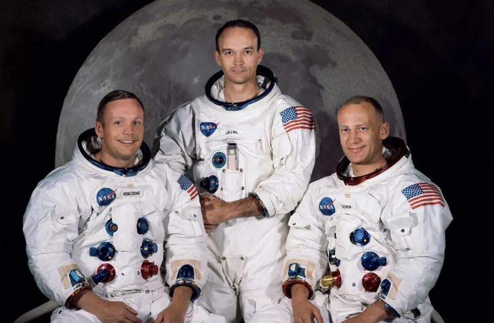FFM101. --- (UNITED STATES), 17/07/2019.- An undated handout photo made available by the National Aeronautics and Space Administration (NASA) shows the 'Apollo 11 lunar landing mission crew with (L-R) mission commander Neil A. Armstrong, command module pilot Michael Collins and lunar module pilot Edwin E. Aldrin Jr. posing in their space suits (issued 17 July 2019).The year 2019 marks the 50th anniversary of the first moon landing, an event seen as the peak of the United States' space program of the 1960s which put an end to the so-called 'Race to Space' between the Cold War rivals the US and the Soviet Union, that once was triggered by the USSR's 04 October 1957 launch of the 'Sputnik 1' satellite. NASA astronaut Neil Armstrong made history when he stepped out of the Apollo 11's 'Eagle' landing module on 21 July 1969 and left the first human footprints on the moon. EFE/EPA/NASA HANDOUT EDITORIAL USE ONLY/NO SALES (Aniversario Luna)
