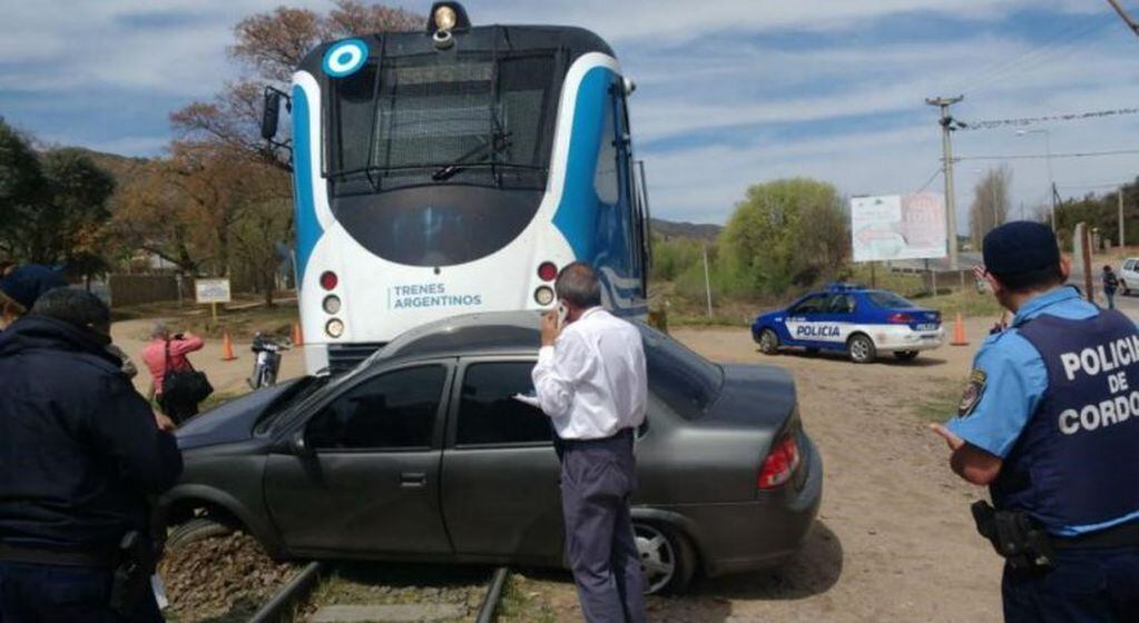 Tren de las Sierras chocó un automóvil