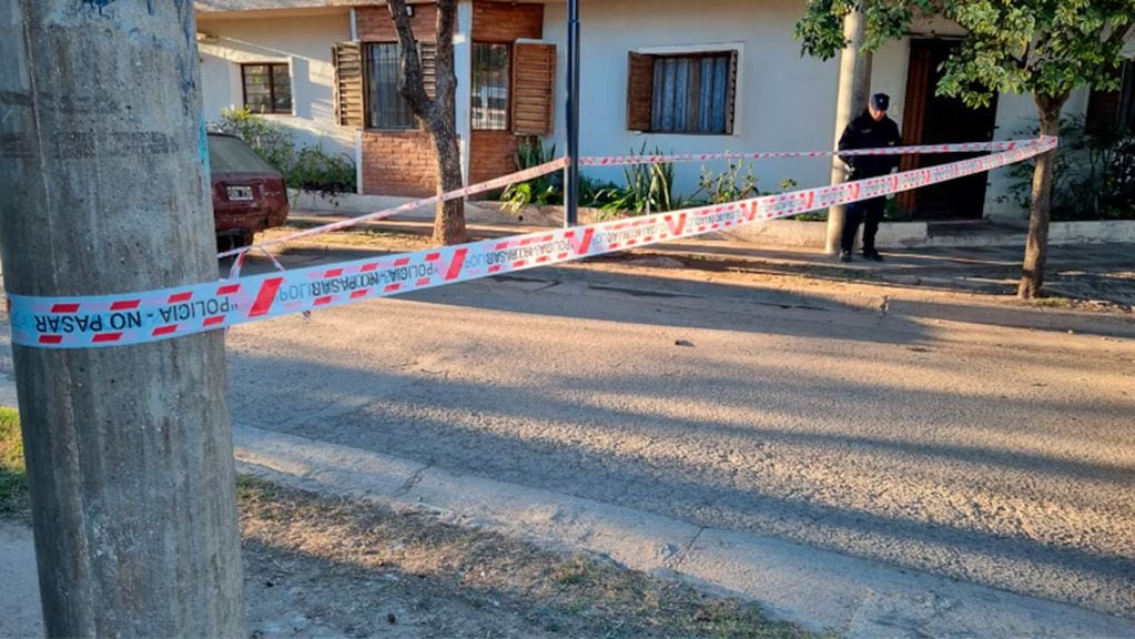 Un joven que volvía de trabajar fue apuñalado en un asalto callejero en barrio Los Químicos de Córdoba. (El Doce)