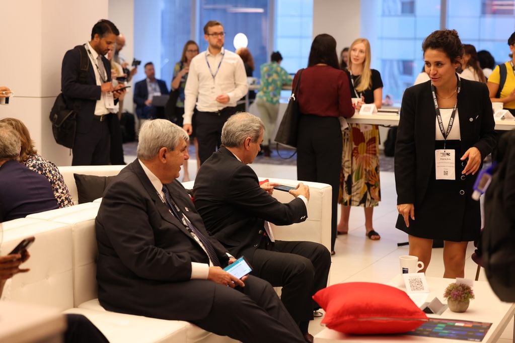 El vicegobernador Haquim intercambia impresiones con los demás participantes, durante un breve receso de la programación.