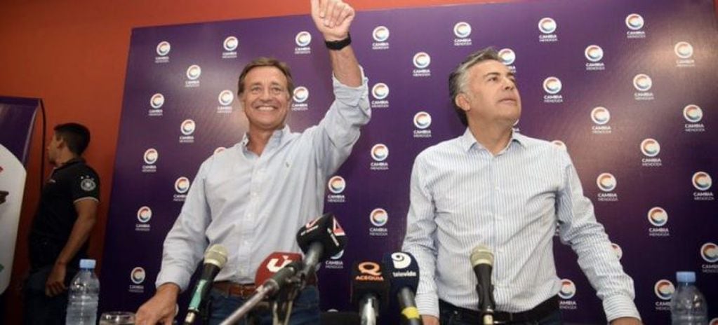 Rodolfo Suárez saludó tras ganar las elecciones.