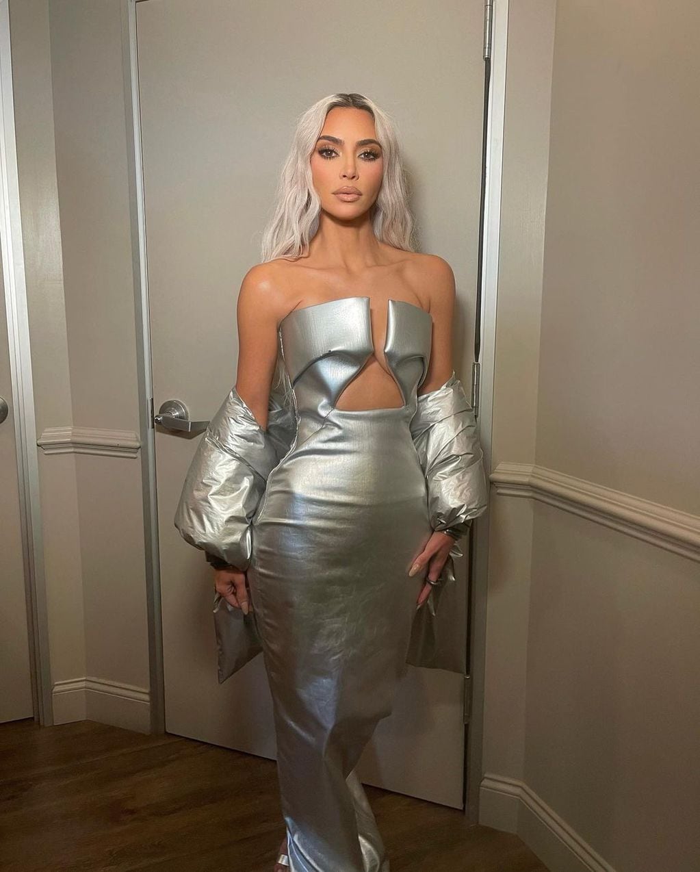 Kim Kardashian enamora a sus seguidores con su vestido estilo sirena.