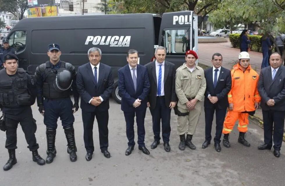 Zamora entregó vehículos a la Policía de la Provincia