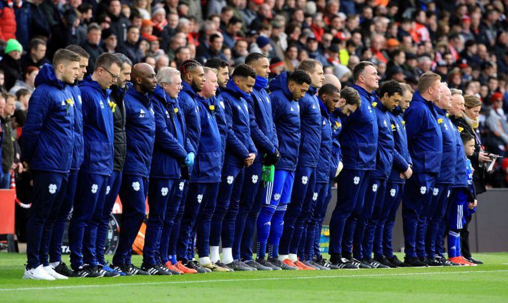 Futbolistas del Cardiff City homenajearon a Emiliano Sala en la última fecha disputada por la Premier League inglesa. (Mark Kerton/PA via AP)