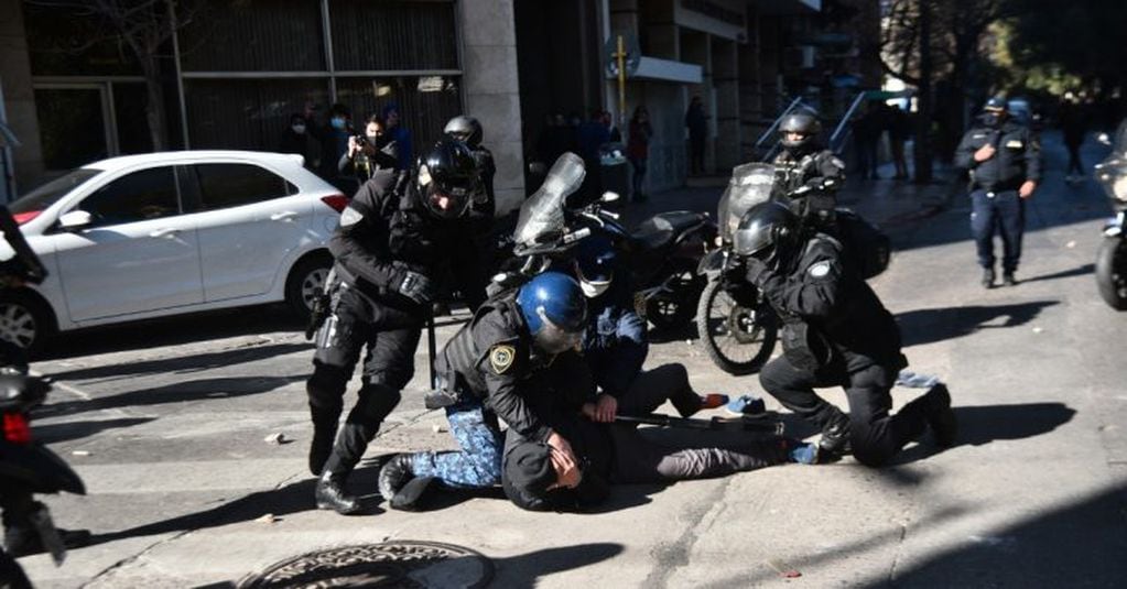 Corridas, disturbios y disparos en la protesta de UTA Córdoba.