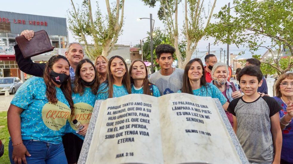 El monumento a la Biblia inaugurado en la plaza Marcos Burgos de Las Heras. Gentileza MLH