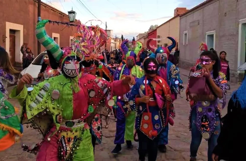 La Juventud Alegre, tradicional comparsa de Humahuaca, este año celebra su centésimo aniversario llevando toda la alegría a las calles de la histórica ciudad.