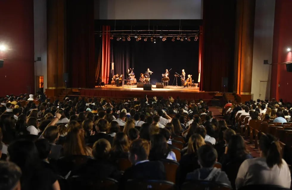 A teatro lleno, estudiantes secundarios vieron tango en el Cine Belgrano