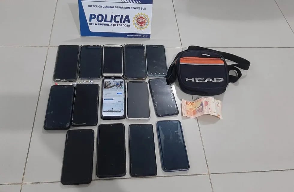 14 celulares fueron recuperados en el Club 9 de Julio de Río Tercero. (Policía de Córdoba)