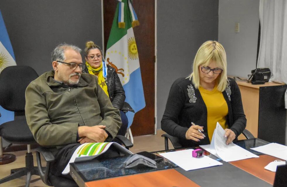 La jefa comunal estuvo acompañada además por el senador Antonio Rodas y la secretaria de Economía Social de la comuna, Mónica Franco.