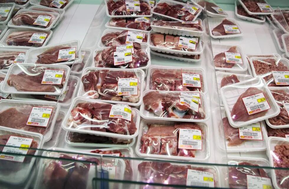 HON04 HONG KONG (CHINA) 22/03/2017.- Paquetes de carne en una carnicería en Hong Kong (China) hoy, 22 de marzo de 2017. Hong Kong, el segundo mayor importador de carne brasileña después de China, acordó suspender temporalmente y como \