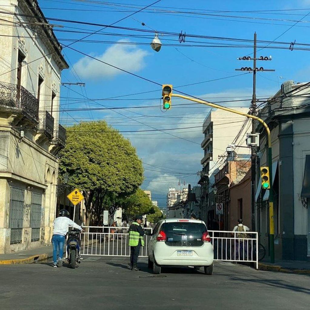 El microcentro de Salta amaneció vallado y con efectivos policiales. (Facebook)