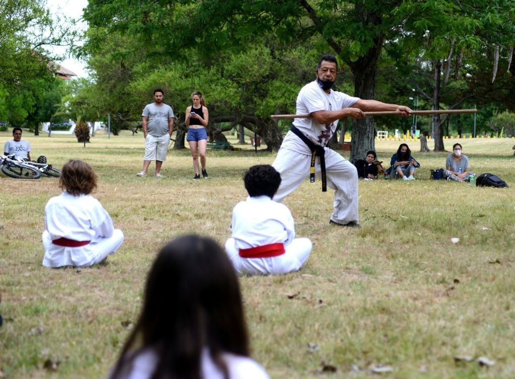 El "kata" es la esencia del karate e involucra técnicas de defensa y ataque.