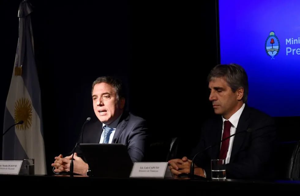 Luis Caputo y Nicolás Dujovne brindaron una conferencia de prensa.