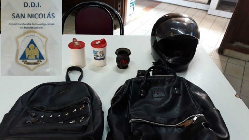 Se secuestraron dos mochilas, un casco y equipo de mate. (DDI San Nicolás)