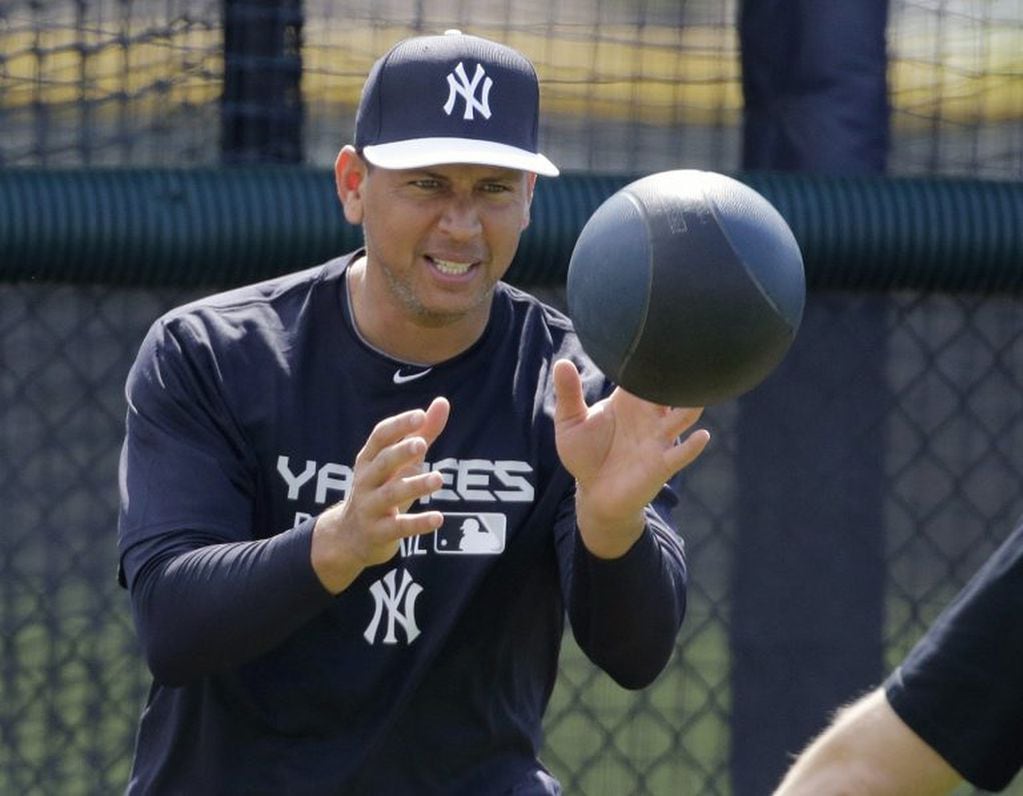 New York Yankees' Alex Rodriguez works out at the Yankees minor league facility before reporting for spring training baseball, Monday, Feb. 23, 2015, in Tampa, Fla. The official full squad workouts begin Feb. 26. (AP Photo/Chris O'Meara) eeuu Alex Rodrigu