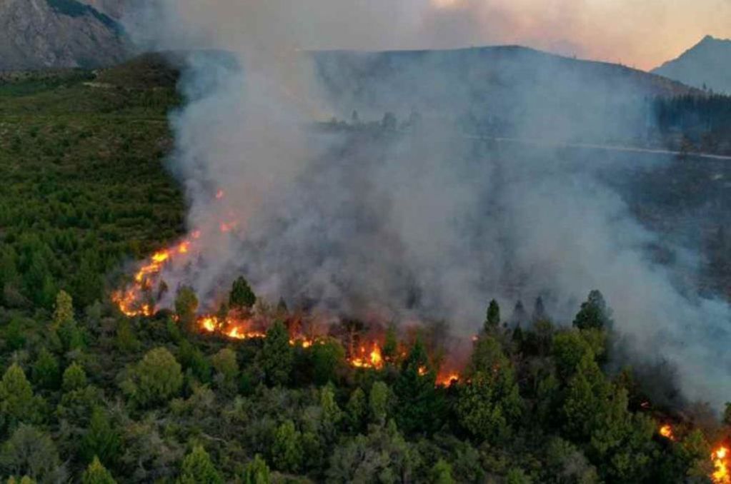 No pueden controlar el incendio que se desató en el sur de Bariloche.