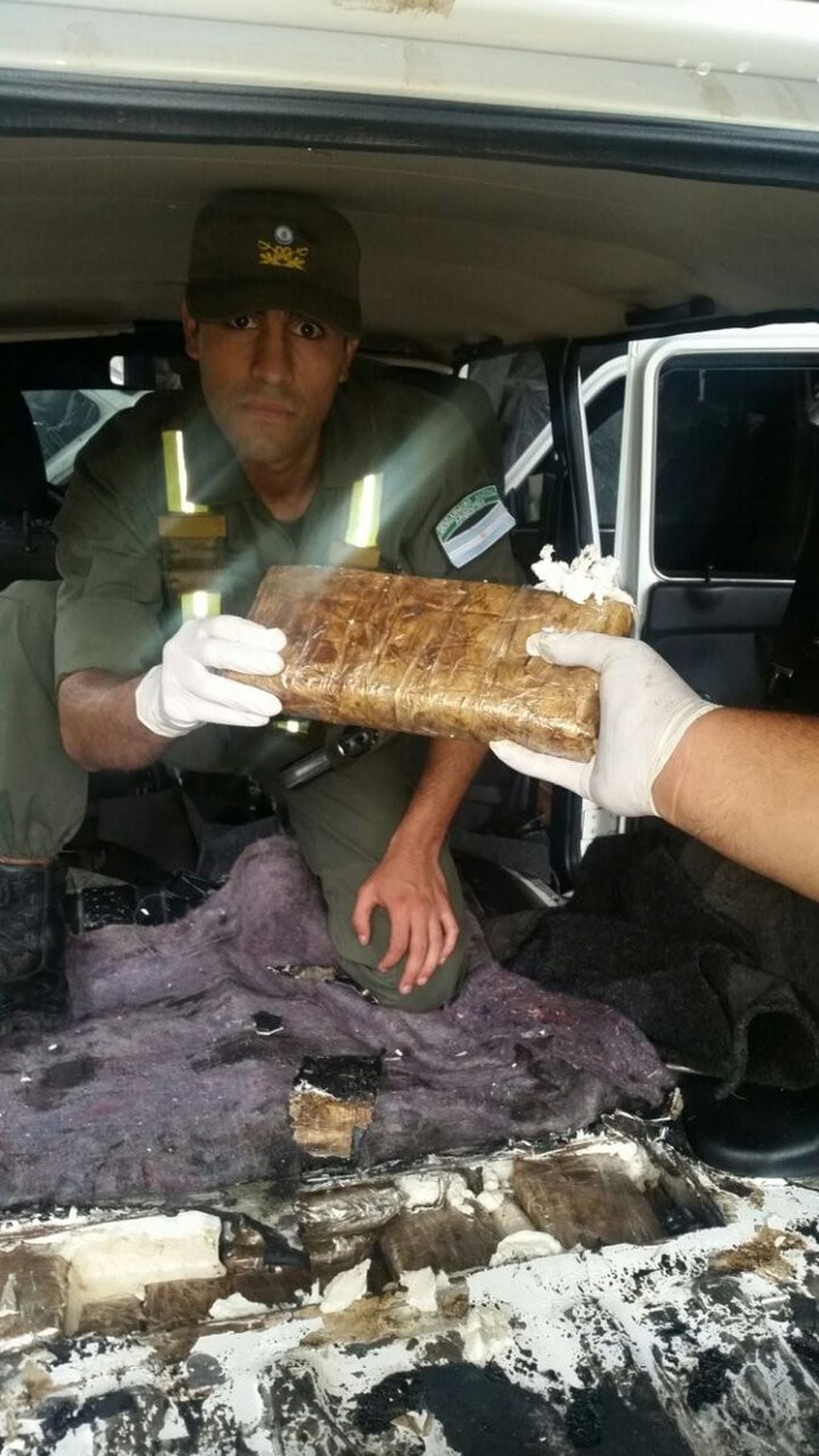 En el operativo, unos 74 kilos de cocaína y 23 de marihuana fueron incautados por personal de Gendarmería Nacional.