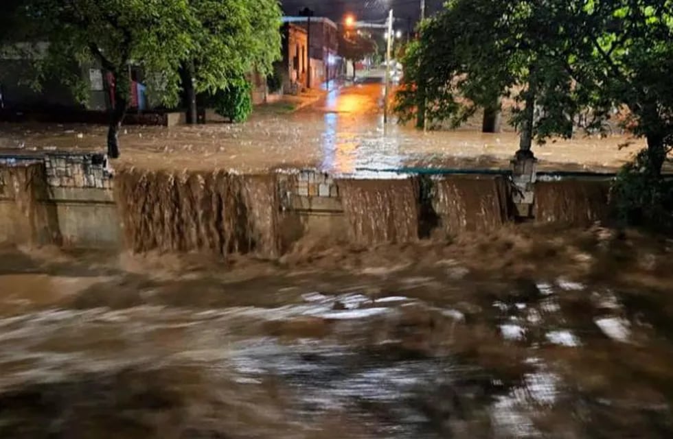 El desborde de La Cañada inundó muchas calles a su alrededor.