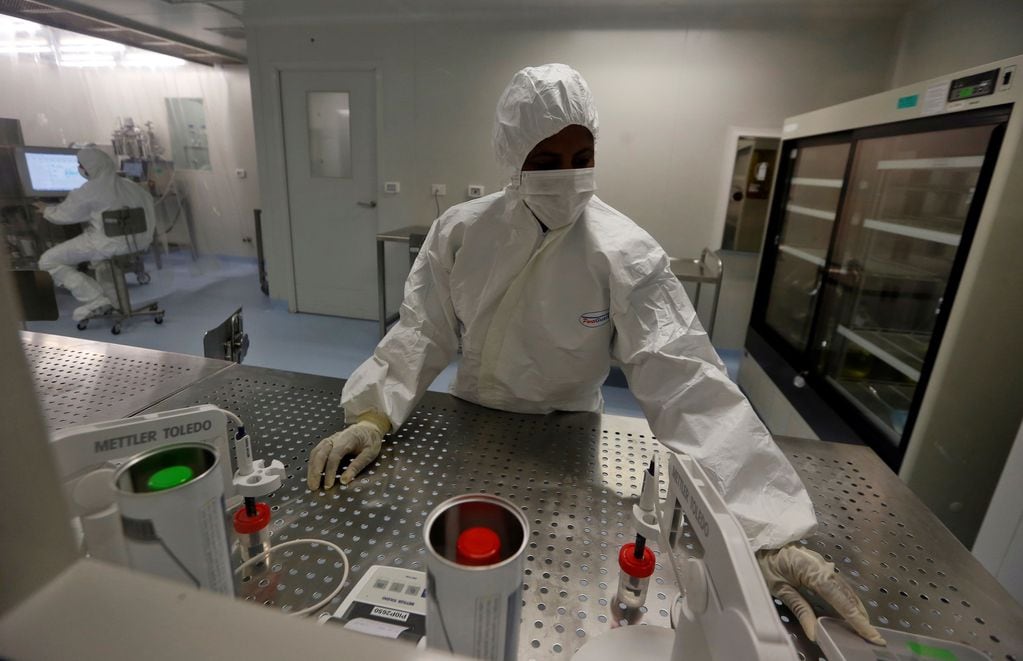 Trabajadores de laboratorio de alto riesgo procesan las vacunas cubanas contra la Covid-19