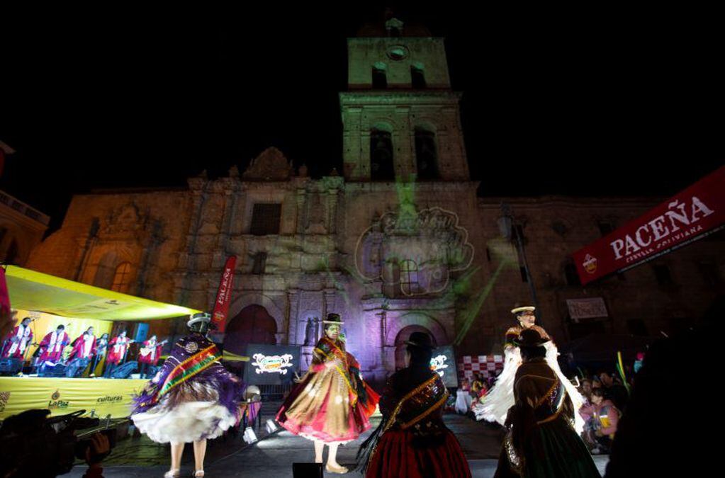 En el concurso "Cholita Paceña" que se realiza anualmente en La Paz, Bolivia, las jóvenes indígenas reivindican su vestimenta y su idioma nativo. ( AP Photo/Juan Karita)