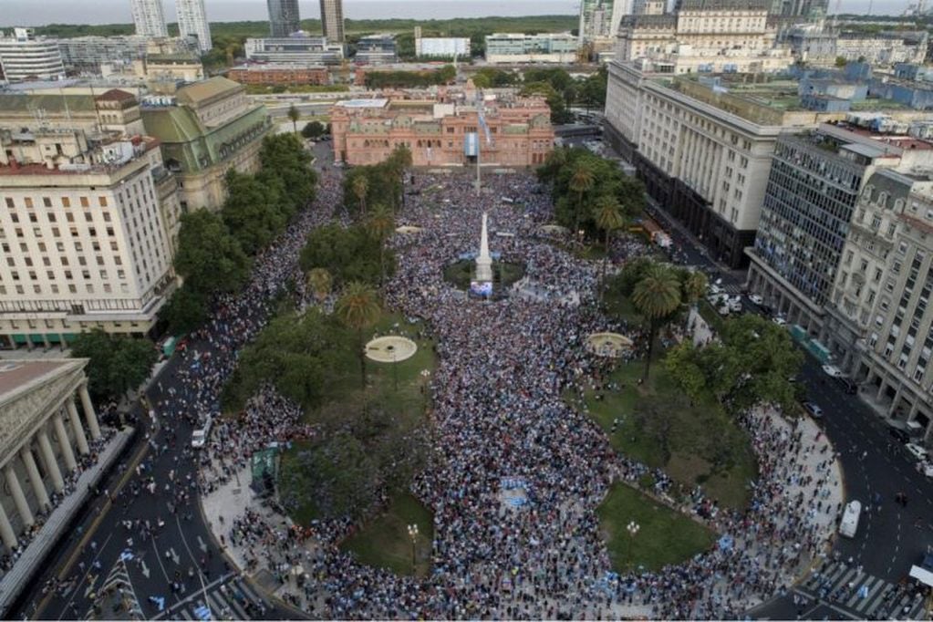 La Plaza de Mayo repleta en la despedida de Mauricio Macri (Foto: Clarín)