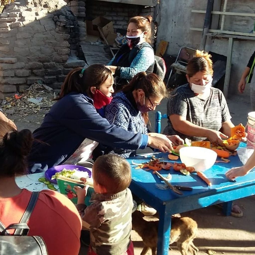 Las tareas que desarrollan profesionals y voluntarios de Pata Pila junto a los niños y las mamás de familias vulnerables. 