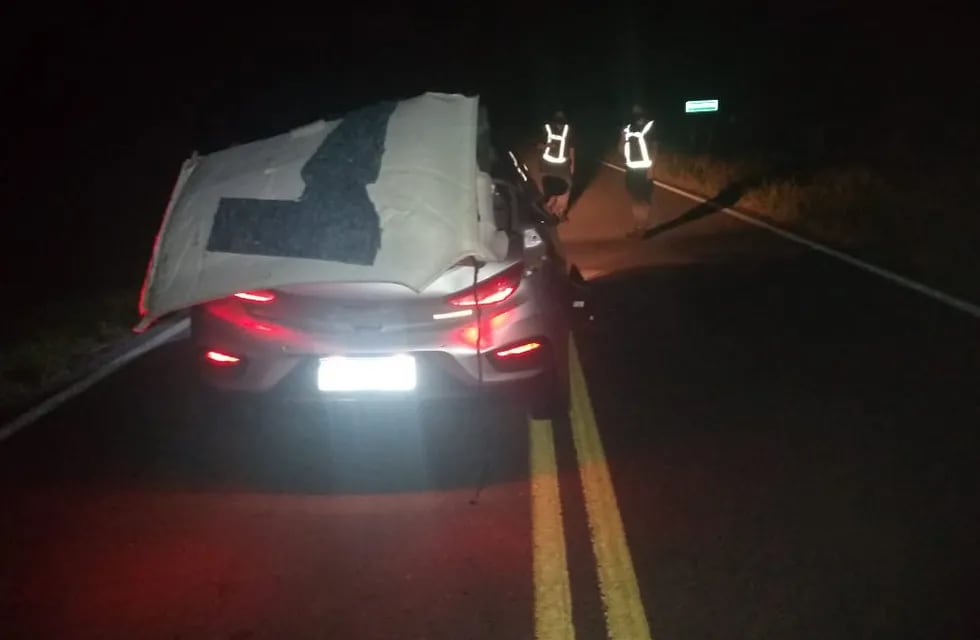 El Chevrolet Onix quedó detenido sobre la Ruta Provincial 1 luego del impacto. (@movil_kike)