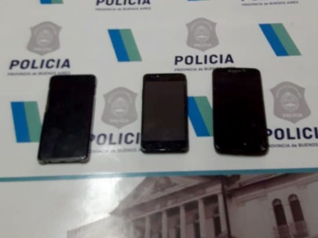 La Policía le incautó tres teléfonos celulares que el ladrón tenía en su poder (Web)