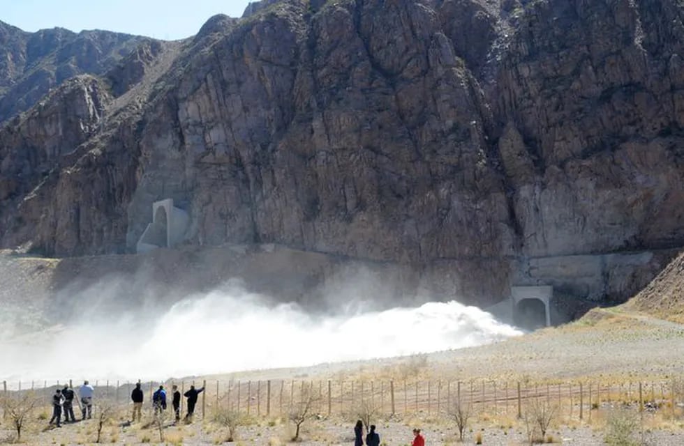 Las compuertas del Dique Potrerillos serán nuevamente abiertas para liberar sedimentos del fondo del espejo de agua. Gentileza Los Andes