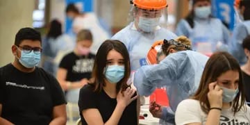 Vacunan a adolescentes de 17 sin comorbilidades en Córdoba