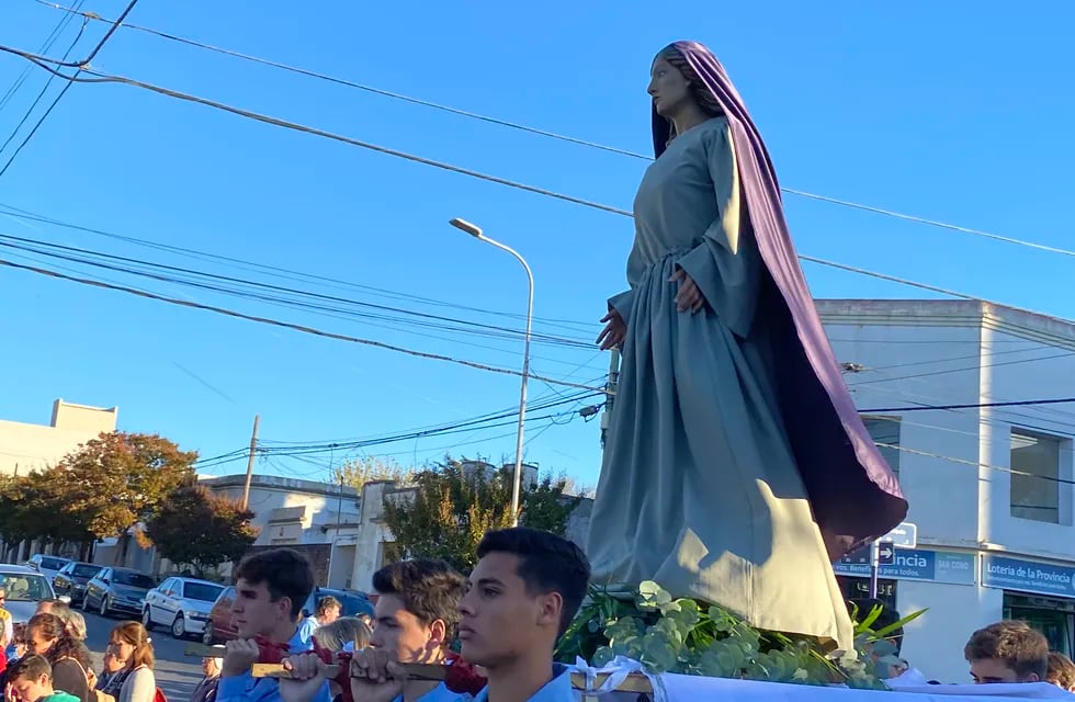 Miles de fieles llevaron los restos de Cristo durante un trayecto de más de un kilómetro