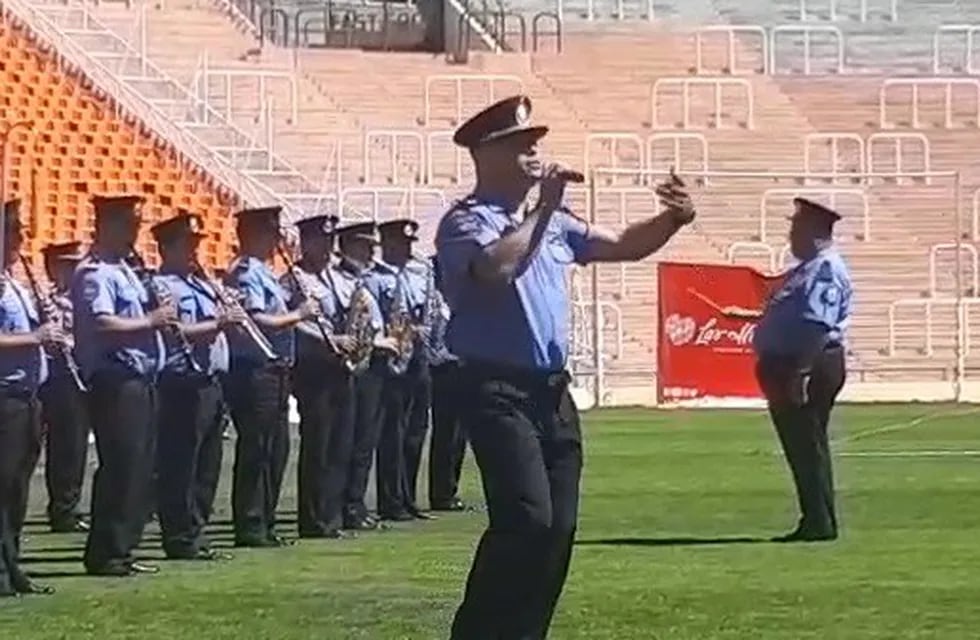 Impactante actuación del polcía de Mendoza en el estadio Malvinas Argentina, cantando cumbia.