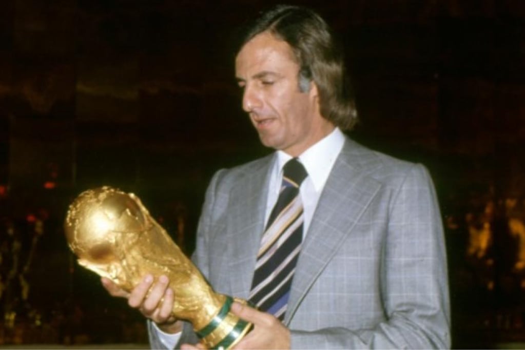 César Luis Menotti con la Copa del Mundo.