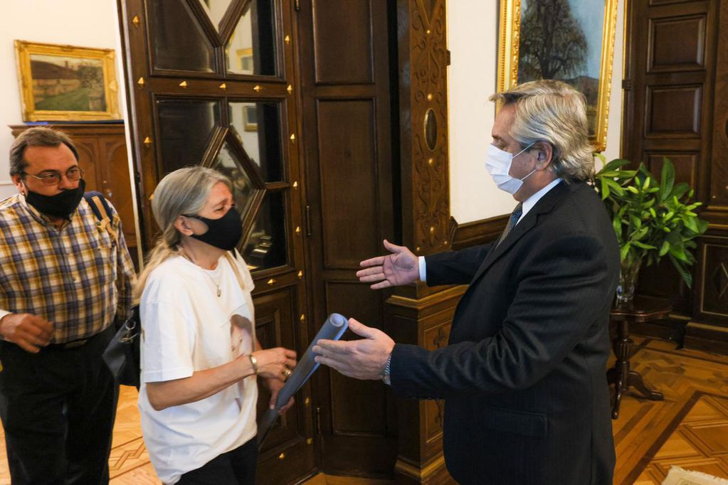 Alberto Fernández recibió a la madre de Úrsula Bahillo en la Casa Rosada.