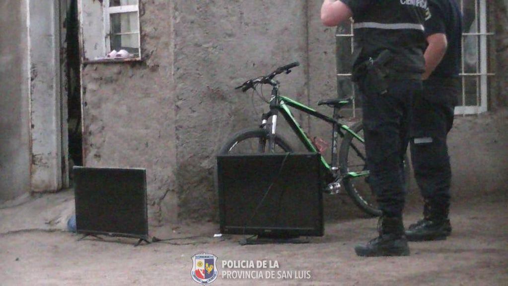Una bicicleta entre los elementos recuperados en un allanamiento en el barrio Eva Perón.