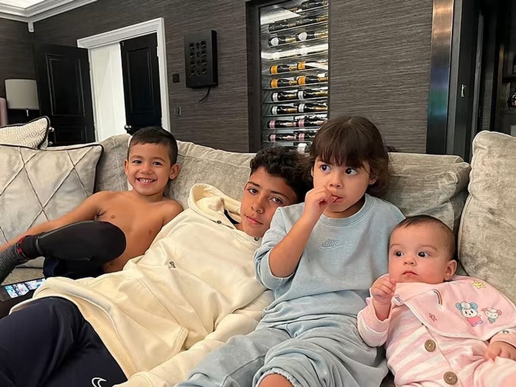 Los hijos de Cristiano Ronaldo y Georgina Rodríguez se muestran muy unidos.
