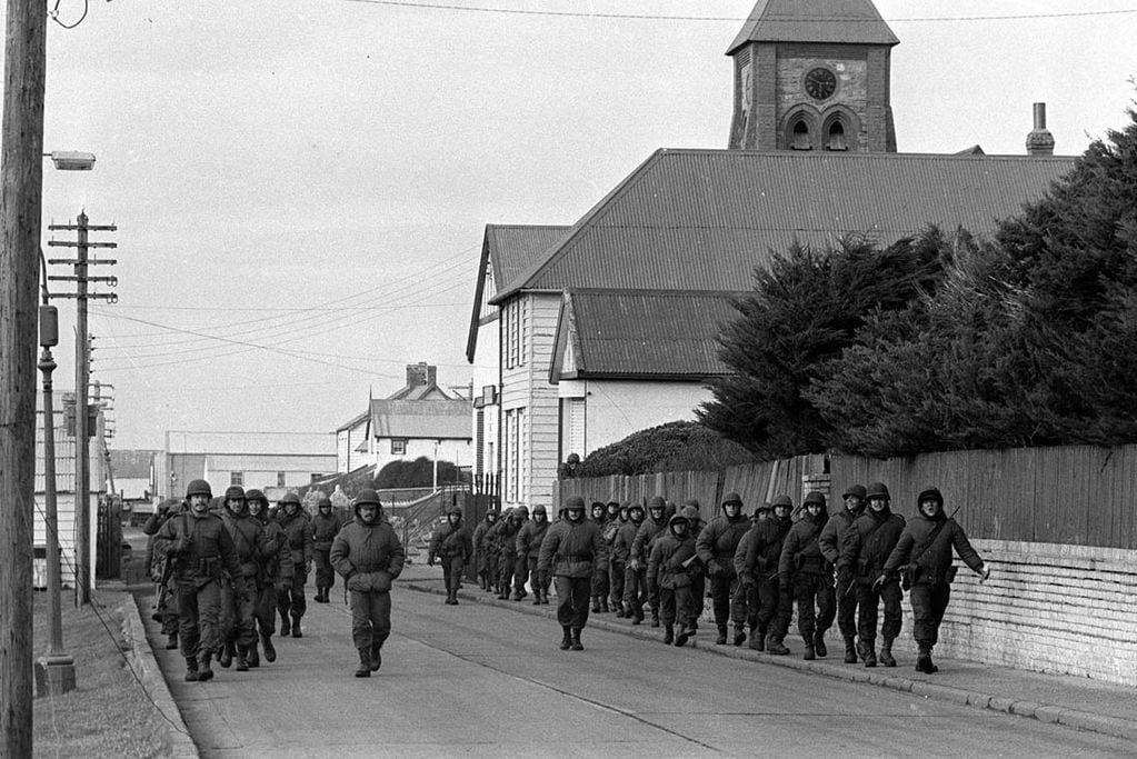3 de abril de 1982. Tropas argentinas luego del desembarco en las Islas Malvinas, caminan por la Avenida Ross. (La Voz/ archivo)
