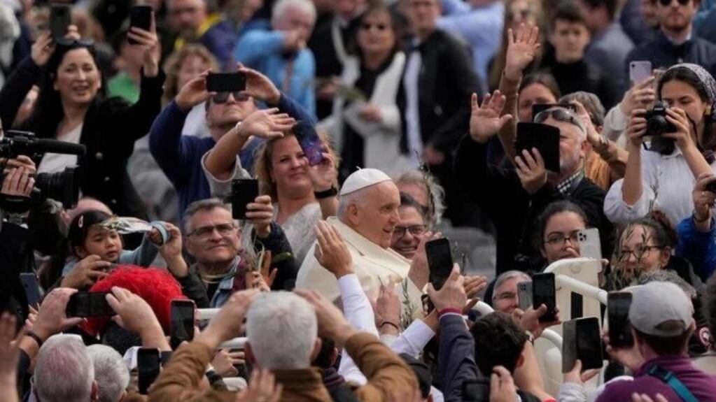 El papa Francisco deja la Plaza de San Pedro tras la ceremonia. (AP)