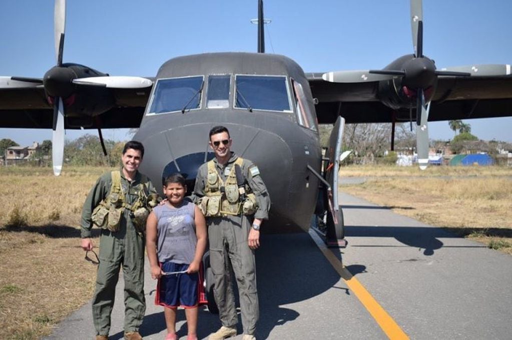 Un niño regaló helado a los soldados y ellos le cumplieron su sueño. (Facebook Josué Correa)