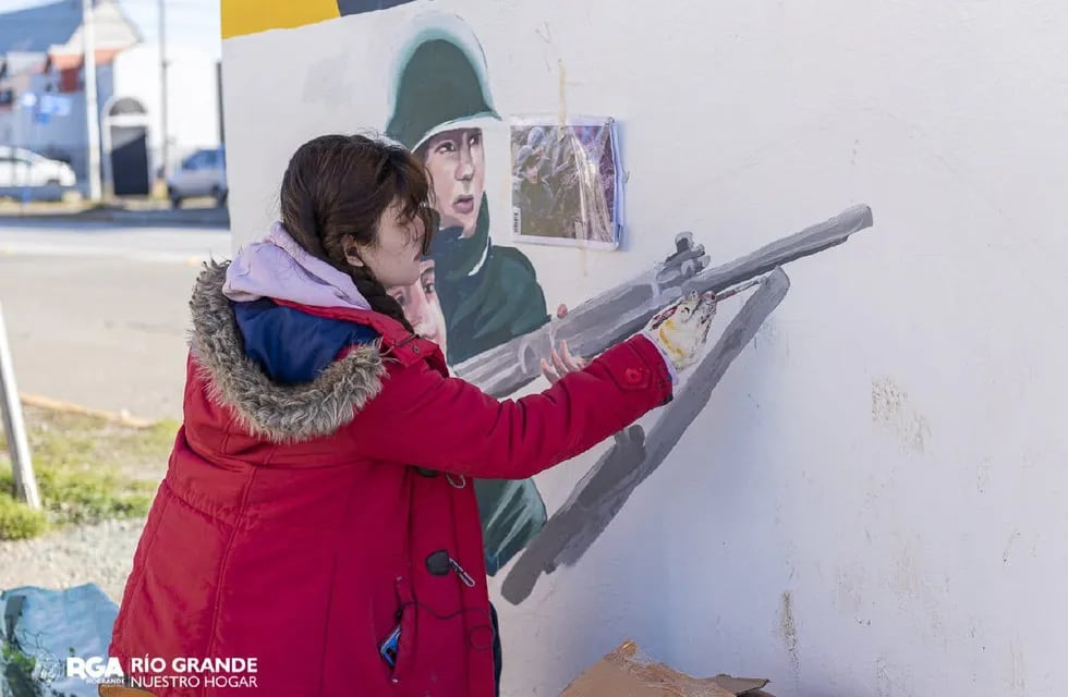 Artistas realizaron intervenciones en murales por los 40 años de Malvinas.