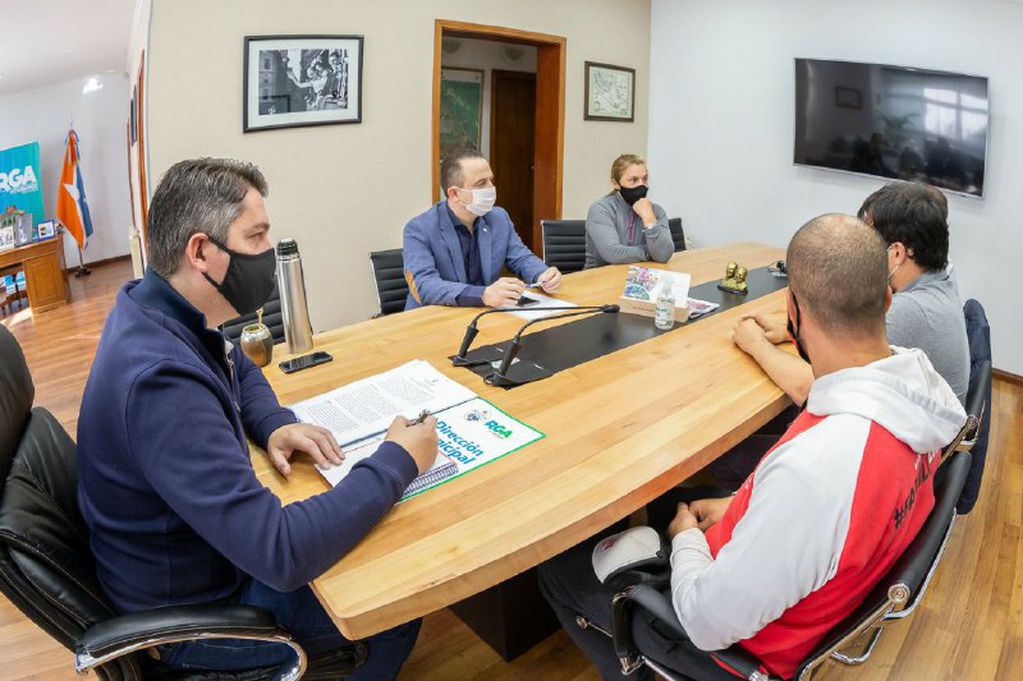 El intendente Martín Perez, junto al secretario de Gobierno, Gastón Díaz, recibieron a la Comisión Directiva del Club Universitario de Rugby,